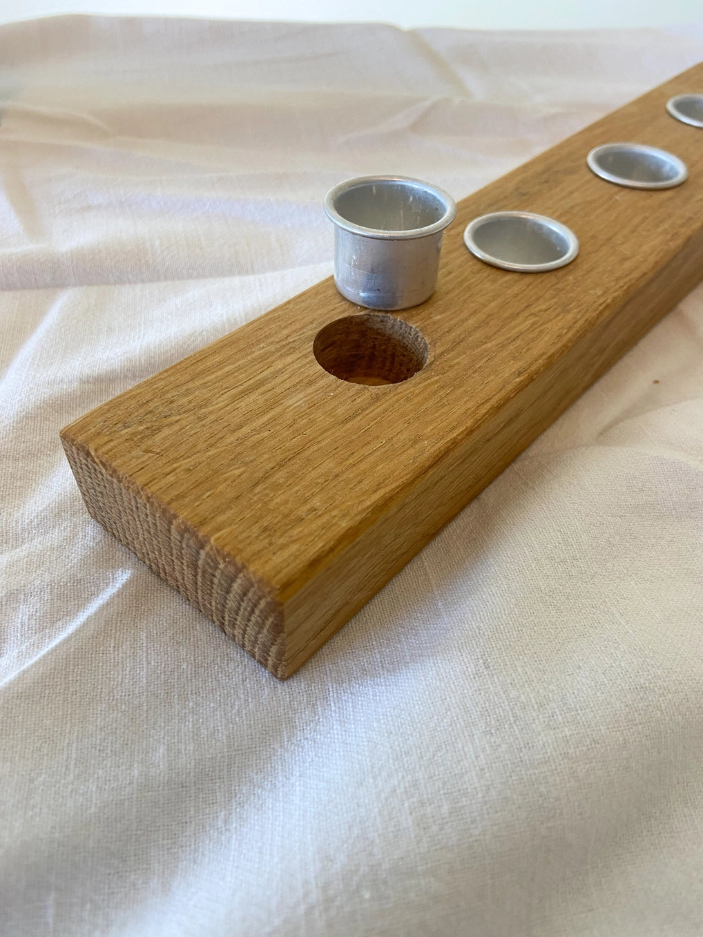 Holz-Kerzenständer aus Eiche mit 4 Designerkerzen