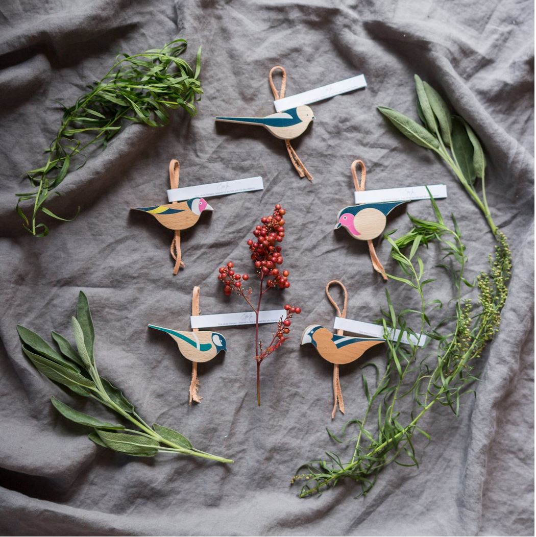 Holz-Vogel mit Lederaufhänger | es zwitschert im Baum
