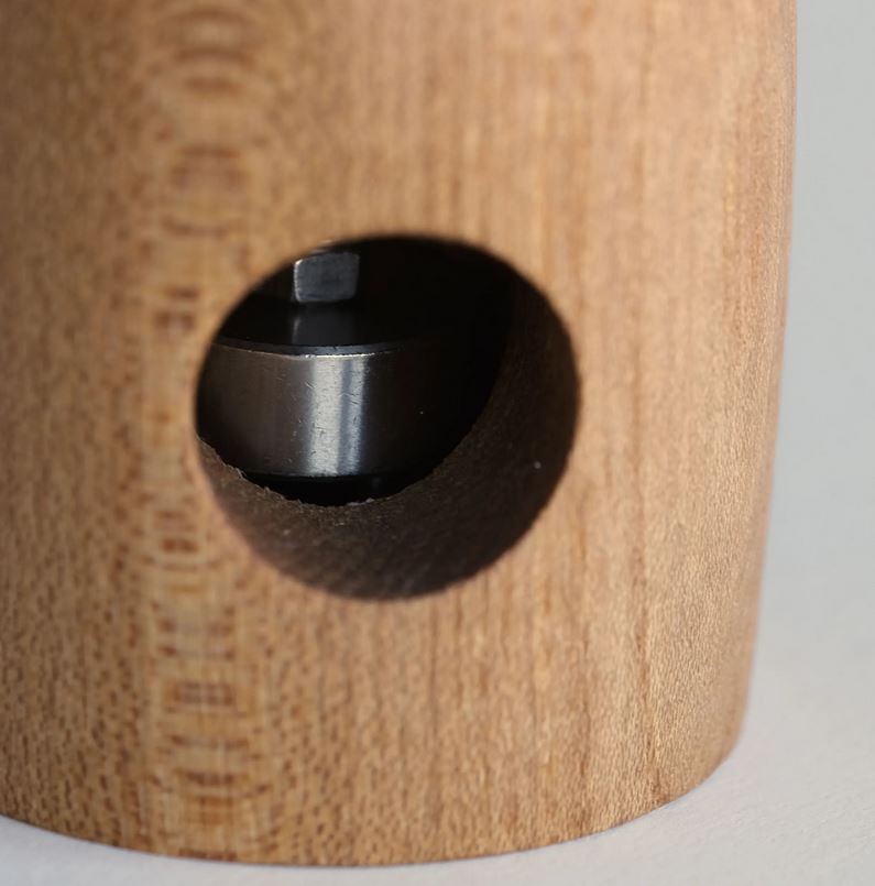 Holzmühle für Muskatnüsse - Muskatmühle aus Ulmenholz