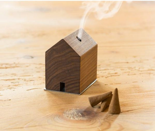 Räucherhaus aus Nussbaum | der Schwarzwald grüßt