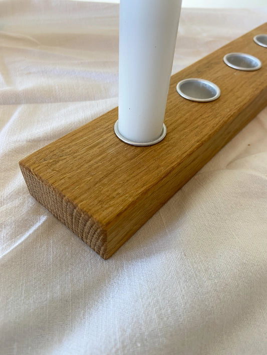 Holz-Kerzenständer aus Eiche mit 4 Designerkerzen