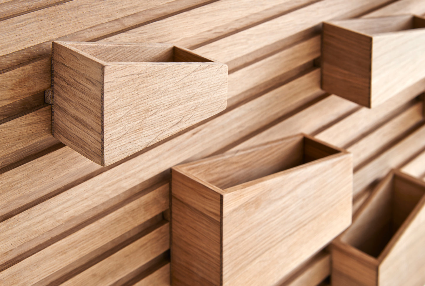Holz-Organisationswand mit Boxen
